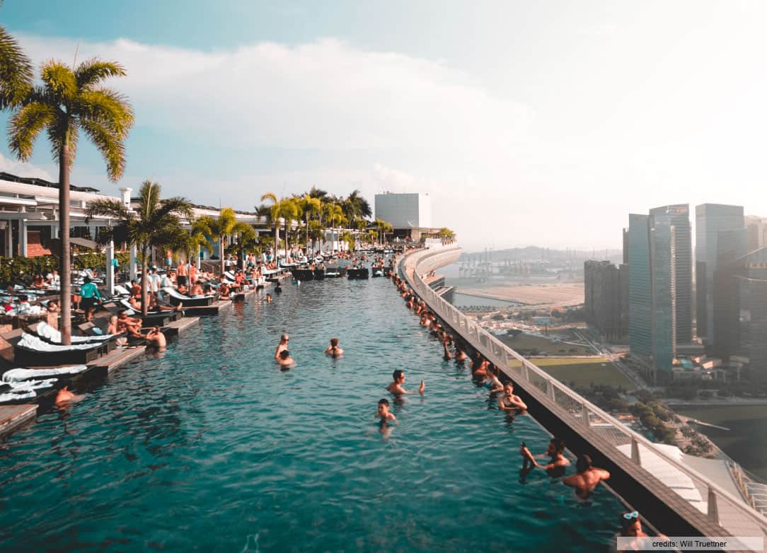 Piscine sur le toit de l'hôtel Marina Bay sands à Singapour